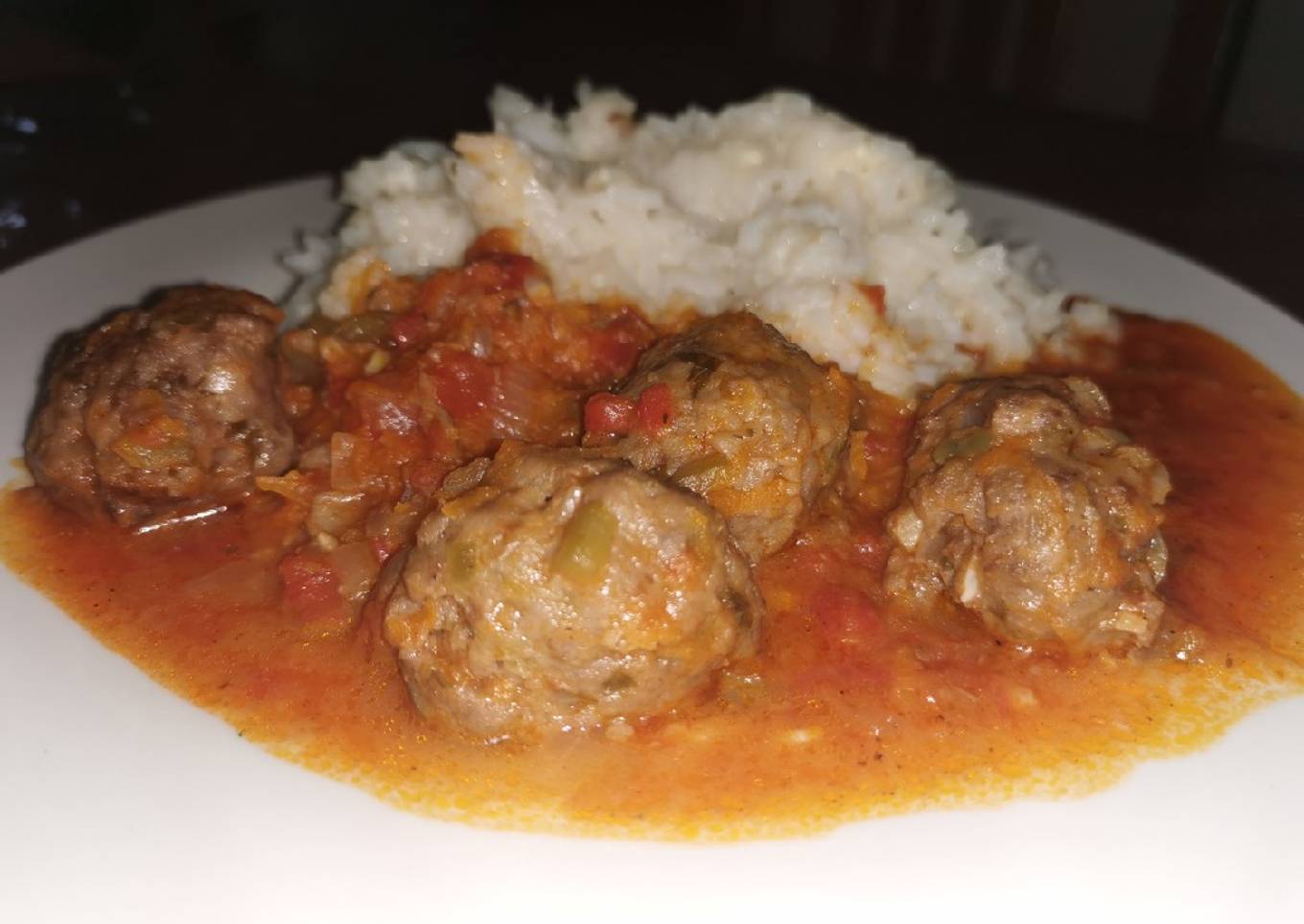 Albóndigas en Salsa con Arroz Quesú