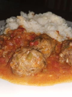 Una foto de Albóndigas en Salsa con Arroz Quesú