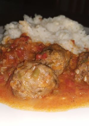 Una foto de Albóndigas en Salsa con Arroz Quesú