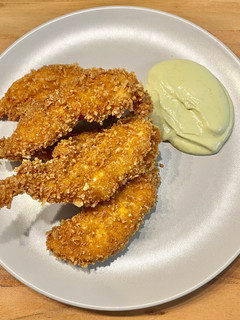 Una foto de 🍗 Pollo frito con salsa de aguacate 🥑