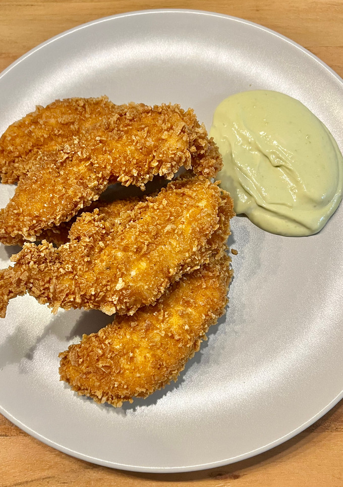 Una foto de 🍗 Pollo frito con salsa de aguacate 🥑