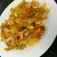 Patatas cocidas, pasta y complementos, con salsa de tomate y ajo