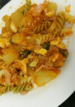 Una foto de Patatas cocidas, pasta y complementos, con salsa de tomate y ajo