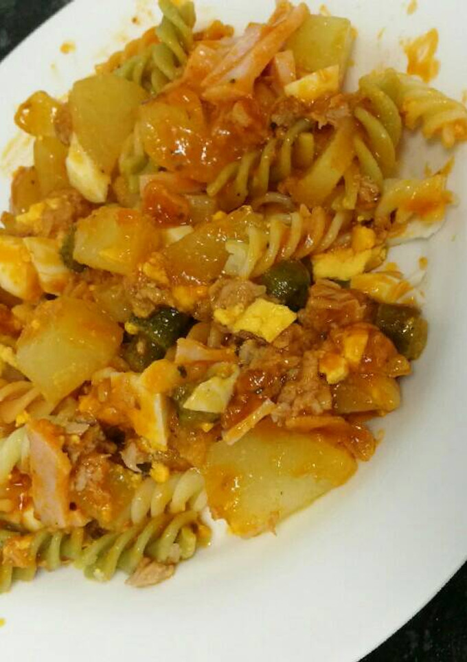 Una foto de Patatas cocidas, pasta y complementos, con salsa de tomate y ajo