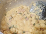 Salsa de cheddar, panceta y verdeo