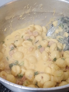Una foto de Salsa de cheddar, panceta y verdeo