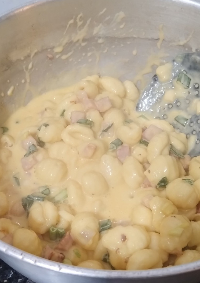Una foto de Salsa de cheddar, panceta y verdeo