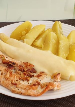 Sült lazac főtt burgonyával, spárgával és hollandi szósszal recept fotója