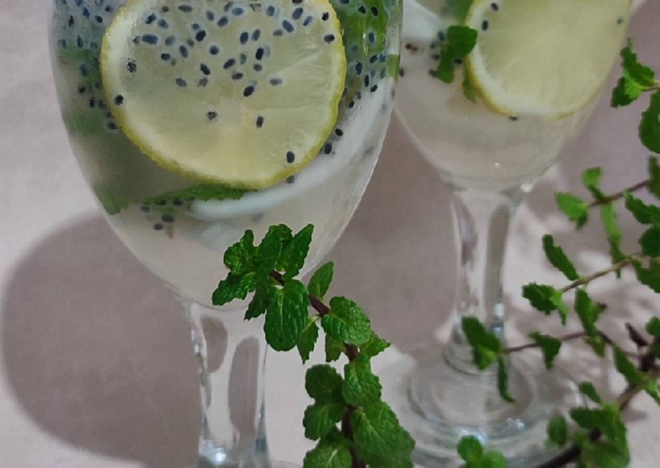 Es Kelapa Muda Lemon Selasih Daun Mint