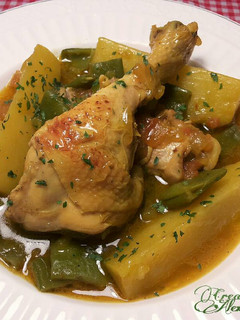 Una foto de Pollo con patatas y judías verdes en salsa de cúrcuma y jengibre