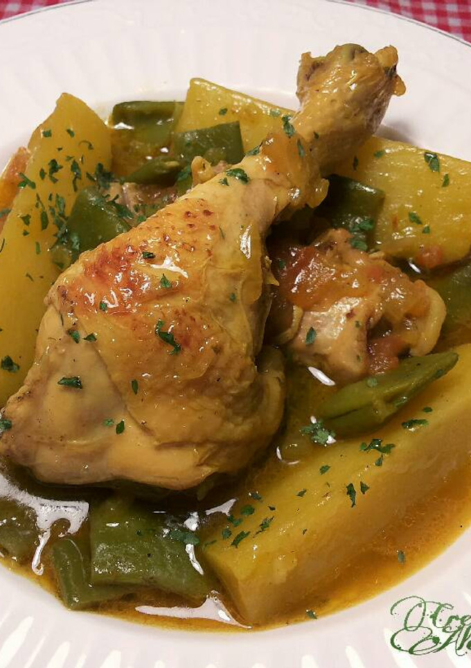 Una foto de Pollo con patatas y judías verdes en salsa de cúrcuma y jengibre