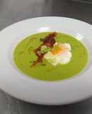 Crema de guisantes con jamón crocante y huevo