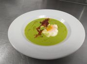 Una foto de crema de puerro con jamón serrano
