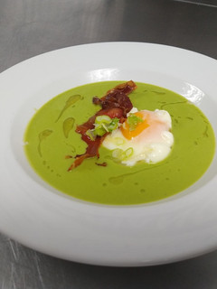 Una foto de Crema de guisantes con jamón crocante y huevo