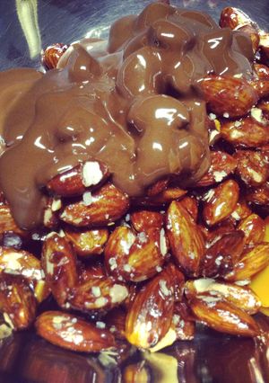 รูปของ คาราเมลอัลมอนด์เคลือบช็อกโกเเลต (Chocolate-covered caramelized almonds)