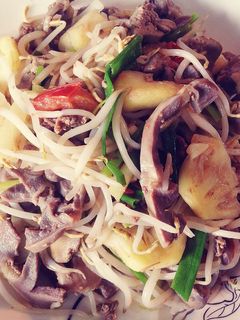 Hình của món Lòng gà xào giá.
