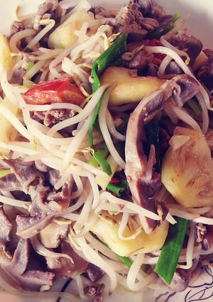 Hình của món Lòng gà xào giá.