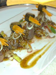 Hình của món BÒ CUỘN NẤM VÀ MĂNG TÂY VỚI SỐT TERIYAKI.
