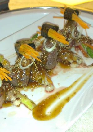 Hình của món BÒ CUỘN NẤM VÀ MĂNG TÂY VỚI SỐT TERIYAKI.