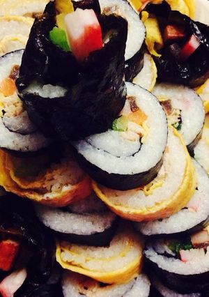 Hình của món Cơm cuộn kimbab Hàn Quốc.