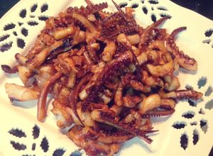 Hình của món Râu mực nướng sa tế.