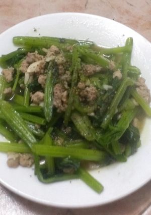 Hình của món Rau bó xôi xào thịt .
