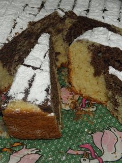 Una foto de Torta marmolada de yogur, naranja y chocolate