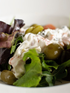 Una foto de Ensalada de salmón a la plancha y salsa griega
