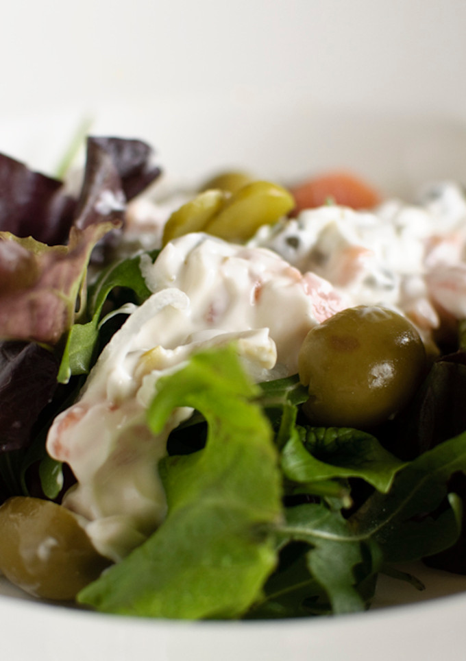 Una foto de Ensalada de salmón a la plancha y salsa griega