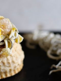 Una foto de Huevos estrellados con gulas y gambas