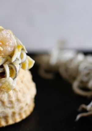 Una foto de Huevos estrellados con gulas y gambas