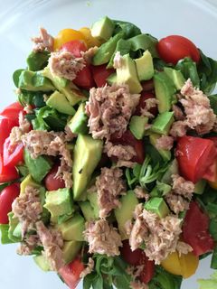 Una foto de Ensalada de palta y atún