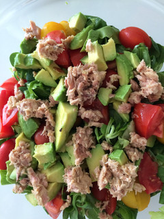 Una foto de Ensalada de palta y atún