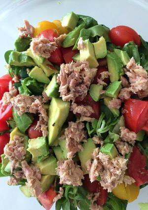 Una foto de Ensalada de palta y atún