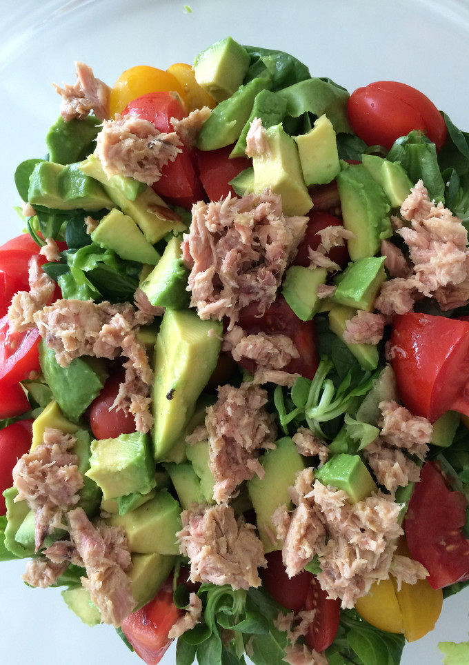 Una foto de Ensalada de palta y atún