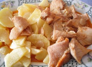 Una foto de Menudo de res con patatas fritas