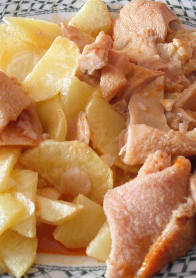 Una foto de Menudo de res con patatas fritas