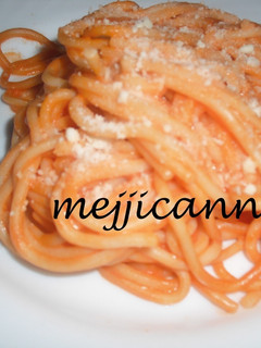 Una foto de Espaguetis con tomate y nata