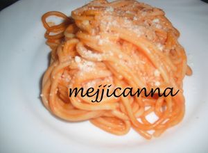 Una foto de Espaguetis con tomate y nata