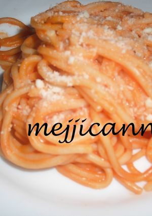 Una foto de Espaguetis con tomate y nata