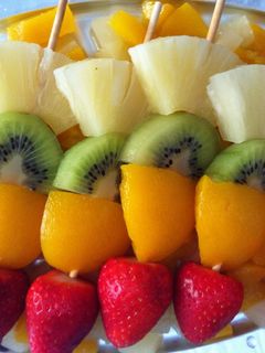 Una foto de Brochetas de frutas para niños