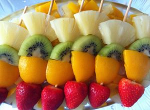 Una foto de Brochetas de frutas para niños