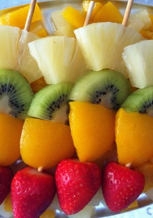 Una foto de Brochetas de frutas para niños