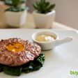 Hamburguesa rellena de zanahoria con espinacas