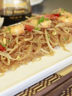 Una foto de Fideos chinos fritos con gambas y brotes de soja