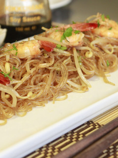 Una foto de Fideos chinos fritos con gambas y brotes de soja