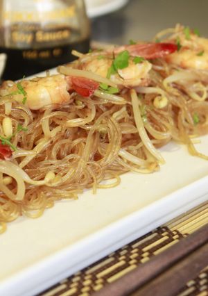 Una foto de Fideos chinos fritos con gambas y brotes de soja