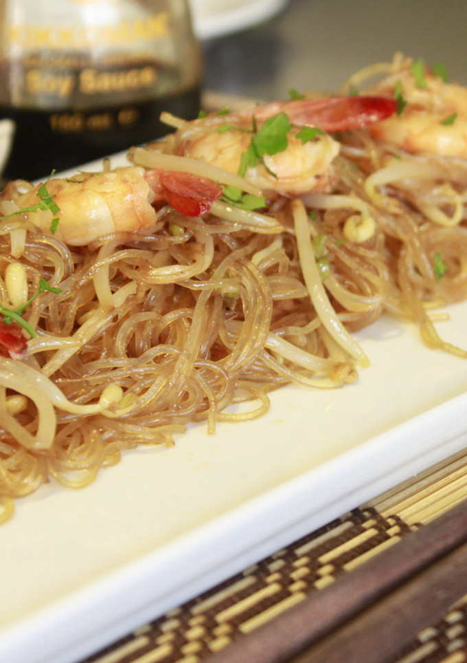 Una foto de Fideos chinos fritos con gambas y brotes de soja