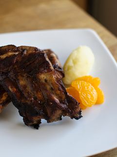 Una foto de Costillas al horno con crema de patata y mandarina