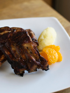 Una foto de Costillas al horno con crema de patata y mandarina